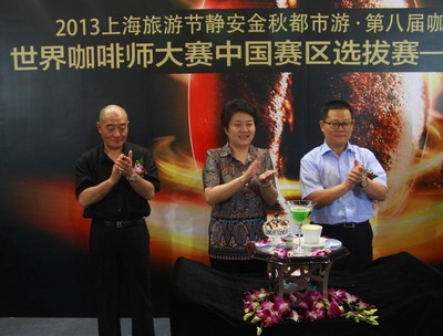 中間人物：上海市旅游局 副局長 程梅紅  左邊人物：上海梅龍鎮(zhèn)廣場有限公司 董事、副總經(jīng)理 陸宏慶  右邊人物：區(qū)人大副主任，區(qū)總工