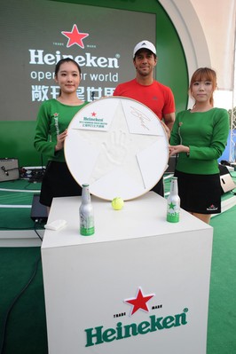 球員沃達斯科賽后來到喜力啤酒花園與球迷零距離見面，并留下他的手印與簽名。