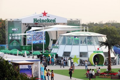 賽場(chǎng)邊的喜力啤酒花園吸引了眾多球迷參與互動(dòng)游戲，駐足小憩觀看現(xiàn)場(chǎng)樂(lè)隊(duì)演出。