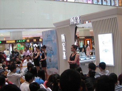 珍愛網(wǎng)攜手潮宏基克拉女人活動(dòng)現(xiàn)場，氣質(zhì)美女媲美克拉美鉆