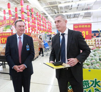 沃爾瑪全球CEO麥道克和中國(guó)CEO高福瀾考察大賣場(chǎng)，深入了解市場(chǎng)