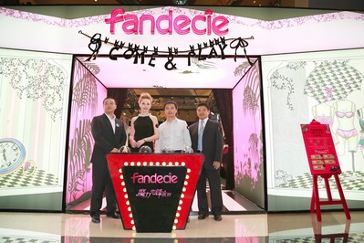 瑞麗當(dāng)家名模 AYUKI與京基百納商業(yè)有限公司深圳KKMAL店總經(jīng)理張志斐，安莉芳深圳事業(yè)部總監(jiān)戴峻松，安莉芳深圳辦事處經(jīng)理周帥、共同為芬狄詩POP UP STORE藝術(shù)概念店開幕