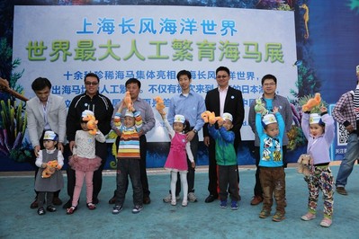 上海長風(fēng)海洋世界海馬特展家庭形象大使獲贈(zèng)獎(jiǎng)品</span><br /><br /> <a rel="nofollow" href="http://www.jvein.cn/sa/2013/11/05/20131105182224421898-org.jpg" target="_blank"><img style="margin-bottom: 5px;" src="http://www.jvein.cn/sa/2013/11/05/20131105182224421898.jpg" border="0" alt="上海長風(fēng)海洋世界海馬特展新增的“海馬明星”草海龍" width="400" /></a><br /><span name="caption">上海長風(fēng)海洋世界海馬特展新增的“海馬明星”草海龍<br />