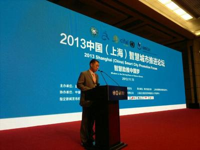 國家信息化專家咨詢委員會(huì)委員、中國互聯(lián)網(wǎng)協(xié)會(huì)副理事長(zhǎng)高新民為獲獎(jiǎng)城市頒獎(jiǎng)