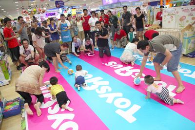 在爸爸媽媽們的加油助威聲中，寶寶們歡樂地進(jìn)行著爬行比賽