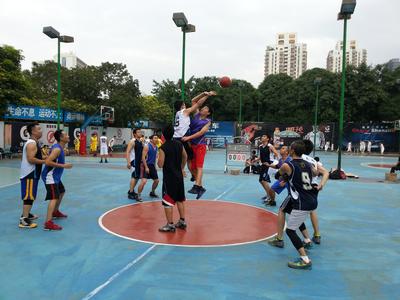 每年的籃球聯(lián)賽都會(huì)誕生“明星”員工，<br />不僅球打得好，而且高大帥氣