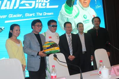 從左依次：搜狐網(wǎng)新聞副總編周蓉、中央電視臺著名主持人韓喬生、飛越車手謝雨均、活動主辦方--江蘇龍蟠石化總經(jīng)理石俊峰、活動協(xié)辦方--黑龍江省黑河市旅游局常務(wù)副局長張寶紅、活動支持方--江蘇大唐靈獅廣告有限公司總經(jīng)理吳綱