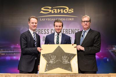 金沙中國有限公司及濱海灣金沙的管理層與全球風(fēng)雲(yún)人物<br />大衛(wèi).碧咸一同出席星期五於澳門威尼斯人舉行的新聞發(fā)佈會。<br />拉斯維加斯金沙集團(tuán)與 Beckham Ventures 於該新聞發(fā)佈會上<br />宣佈成為亞洲合作伙伴。 <br />左至右：新加坡濱海灣金沙總裁兼首席執(zhí)行官喬志.騰、<br />大衛(wèi).碧咸、金沙中國有限公司總裁兼行政總裁愛德華.卓思 