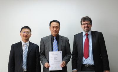 TUV SUD 風(fēng)力發(fā)電機認(rèn)證部總監(jiān) Alexander Trunz 先生<br />為華銳風(fēng)電技術(shù)副總監(jiān)劉作輝先生頒發(fā)證書 