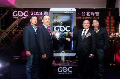 (由左至右)游戲產(chǎn)業(yè)振興會張厥猷會長、國際貿(mào)易局王振福主任秘書、外貿(mào)協(xié)會黃文榮秘書長、樂升科技 許金龍董事長預(yù)?！?013游戲開發(fā)者大會臺北峰會”圓滿順利