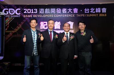 (由左至右)游戲產(chǎn)業(yè)振興會張厥猷會長、國際貿(mào)易局王振福主任秘書、對外貿(mào)易發(fā)展協(xié)會黃文榮秘書長、樂升科技許金龍董事長共同啟動“2013游戲開發(fā)者大會臺北峰會”展前記者會