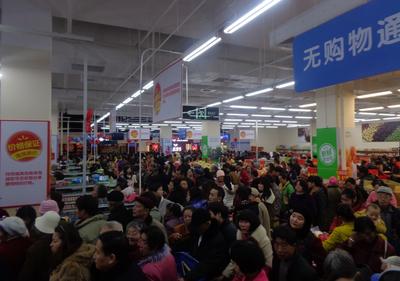 沃爾瑪云南昆明昌源中路店盛大開業(yè)，商場內(nèi)人頭涌涌，工作人員馬不停蹄