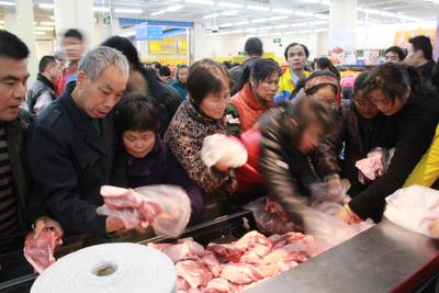 沃爾瑪深圳巒山谷新店開業(yè)，附近小區(qū)的市民紛紛前來選購品質(zhì)好、價格實惠的鮮食