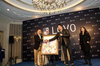 IAN與羅萊家紡副總裁揭幕LOVO2014年春夏新款手繪稿，并在畫稿上留下親筆簽名