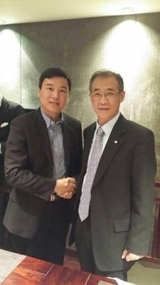 晶茂（中國(guó)）電影傳媒CEO兼搜狐暢游副總裁，暢游軟件事業(yè)部GM：劉潔（左）希杰希界維（上海）首席代表兼中國(guó)區(qū)總裁：韓廣熙（右）